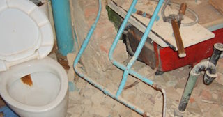 Профессиональный демонтаж перегородки ванной и туалета в Удомле - от 576 рублей
